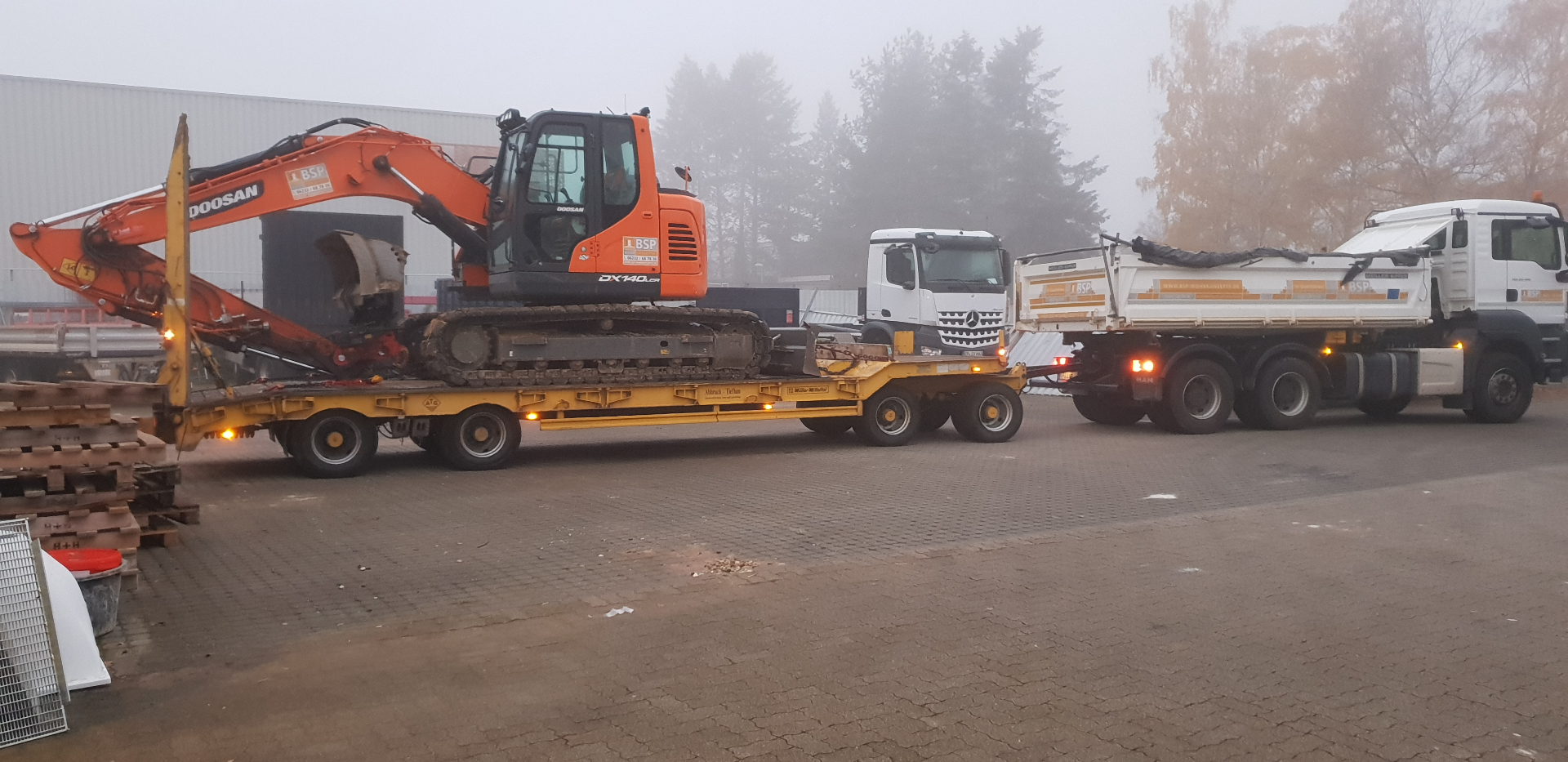 Schwerlasttransport Speyer – Baumaschinen-Transporte - Erfolgreicher Schwerlast-Sattelzug-Fahrereinsatz in Speyer für Bauunternehmen Speyer durch Fahrerexpress vermittelt